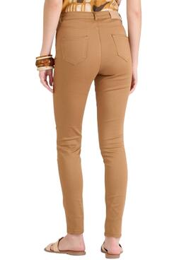 Pantalon Naf Naf marron ajustado para mujer.