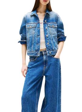 Veste en jean Tommy Jeans Trucker bleue pour femme.