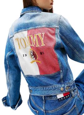 Veste en jean Tommy Jeans Trucker bleue pour femme.