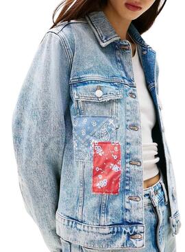 Veste en jean Tommy Jeans Classic Trucker bleue pour femme.