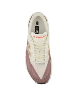 Chaussures New Balance Fuelcell Rebel V5 beige et lilas pour hommes