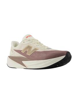 Chaussures New Balance Fuelcell Rebel V5 beige et lilas pour hommes