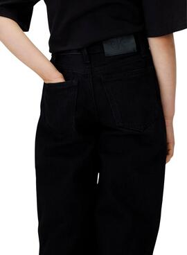 Jean large noir pour fille Calvin Klein.