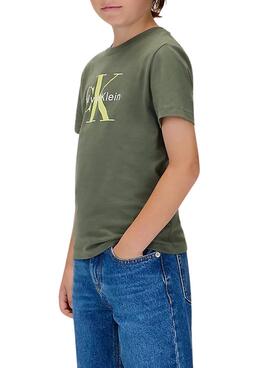 T-shirt Calvin Klein Monogram vert pour enfant.