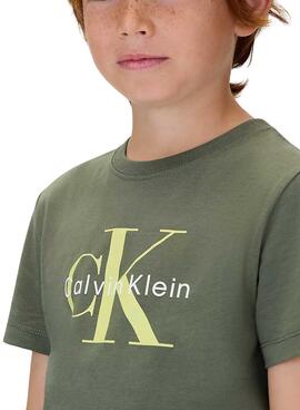 T-shirt Calvin Klein Monogram vert pour enfant.