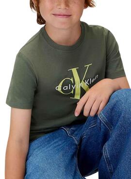 T-shirt Calvin Klein Monogram vert pour enfant.