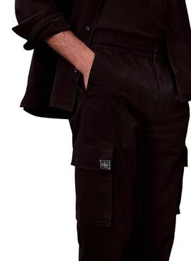 Pantalon cargo Calvin Klein Jeans noir pour homme.