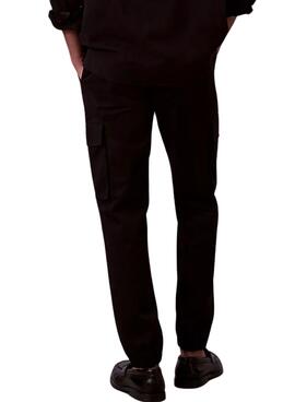 Pantalon cargo Calvin Klein Jeans noir pour homme.