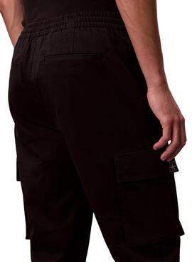 Pantalon cargo Calvin Klein Jeans noir pour homme.