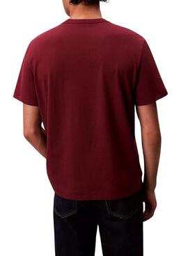 T-shirt Calvin Klein Monologue bordeaux pour homme.