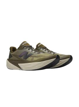 Chaussures New Balance Fuelcell Rebel V5 vertes pour homme
