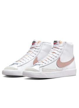 Chaussures Nike Blazer Mid 77 blanches et roses pour femmes