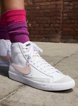 Chaussures Nike Blazer Mid 77 blanches et roses pour femmes