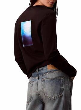 T-shirt Calvin Klein Jeans en satin noir avec graphique Ombre pour femme