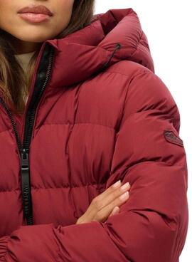 Veste Superdry à capuche et matelassée, couleur grenat, pour femme.