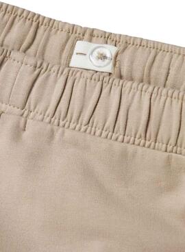 Pantalon jogger Name It Mobie beige pour enfant.