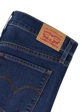 Jean slim Levis 312 en denim oscuro para mujer.