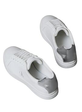 Chaussures Calvin Klein Jeans Pro Cups blanches et argentées pour femmes.