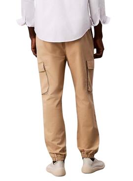 Pantalons cargo Calvin Klein Jeans Elastic Twill beige pour homme.