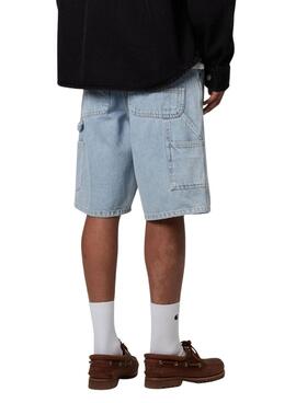 Bermudas Carhartt en denim clair avec un seul genou renforcé pour homme.