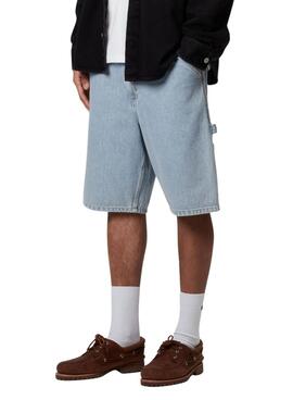 Bermudas Carhartt en denim clair avec un seul genou renforcé pour homme.
