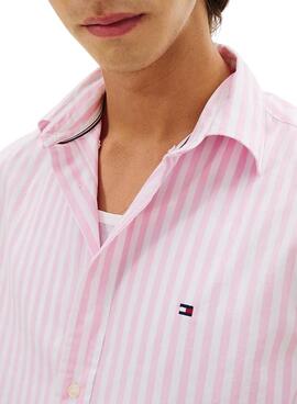 Chemise Tommy Hilfiger à rayures roses et blanches pour homme.