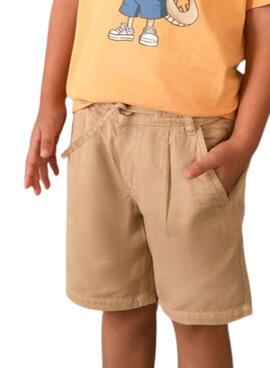 Bermuda Mayoral en lino de ajuste relajado color camel para niño.