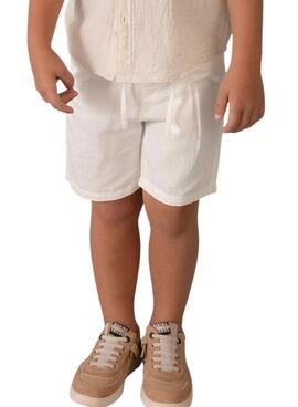 Pantalón Bermuda de lino blanco de corte holgado para niño de la marca Mayoral.