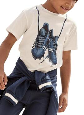 T-shirt Mayoral, bottes de football blanches pour garçon.