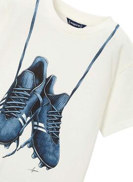 T-shirt Mayoral, bottes de football blanches pour garçon.
