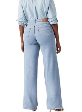 Jean Levi's 318 Shaping Wide Leg bleu pour femme.