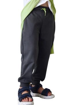 Ensemble jaune de maire pour garçon sur la route