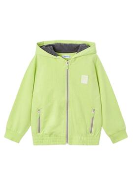 Ensemble jaune de maire pour garçon sur la route