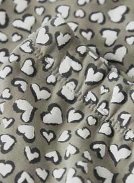 Pantalon flare Name It imprimé de coeurs vert pour fille.