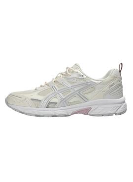 Chaussures Asics Gel Nunobiki beige pour femme.