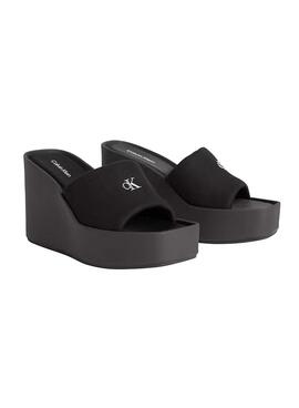 S'il vous plaît, renvoyez-moi seulement la traduction en français de ceci : Sandales compensées Calvin Klein Jeans Wedge 70 noires pour femme.