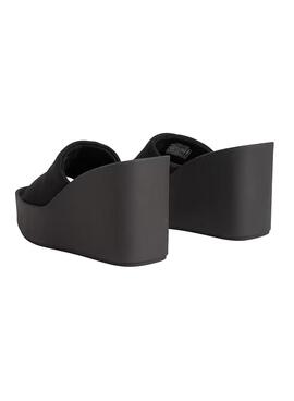 S'il vous plaît, renvoyez-moi seulement la traduction en français de ceci : Sandales compensées Calvin Klein Jeans Wedge 70 noires pour femme.