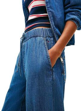 Pantalon Tommy Jeans en denim chambray medio para mujer.