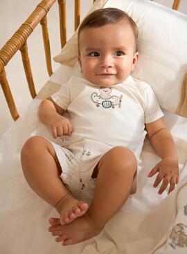 Ensemble Mayoral comprenant un t-shirt avec un ours et un short à rayures beige pour bébé.