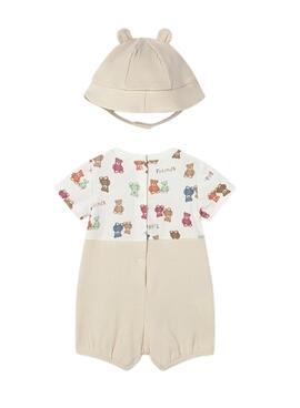 Ensemble de bébé Mayoral avec salopette beige et bonnet à pompon.